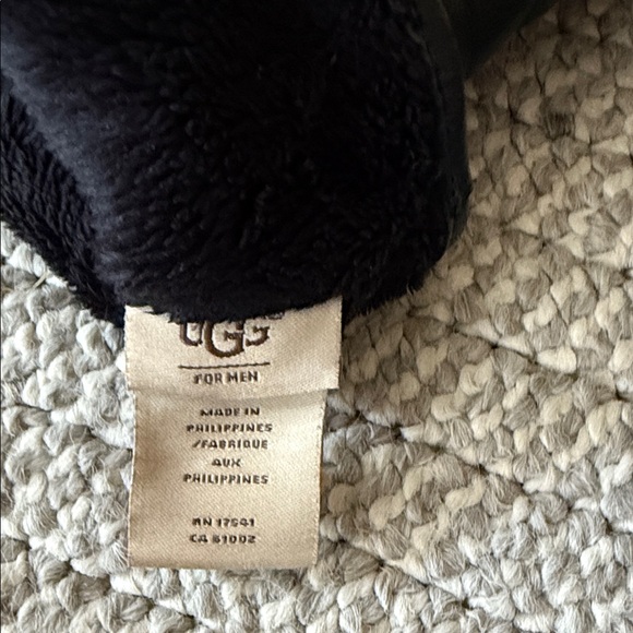 UGG Black and Gray Men's Gloves - Picture 2 of 4